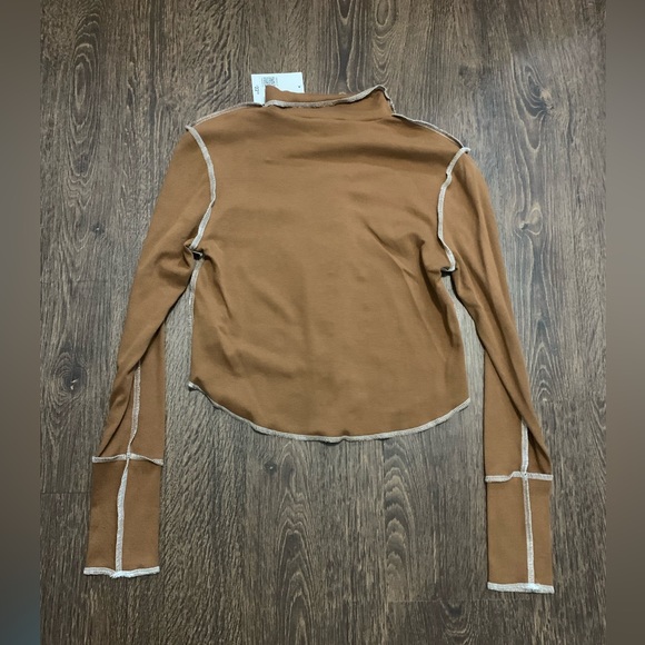 F21 Contrast Inverted Seam Top - Picture 3 of 5